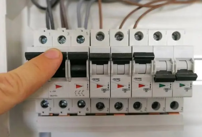 斷路器和開關(guān)有什么區(qū)別？估計(jì)很多電氣佬還在傻傻分不清楚